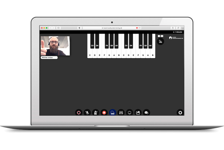 Grensesnitt for nettbasert musikktime med virtuelt pianotastatur og lærer på videosamtale som gir tommel opp.